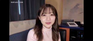 卷发文静乖巧嫩妹！难得一见粉嫩美穴！精油抹臀油光程亮，翘起屁股摆弄，棒子快速抽插